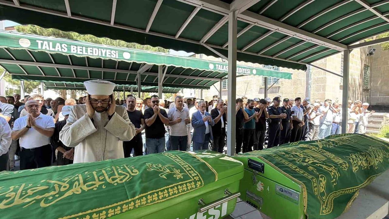 Afyonkarahisar'da kazada ölen anne ve 8 aylık bebeği Kayseri'de yan yana defnedildi