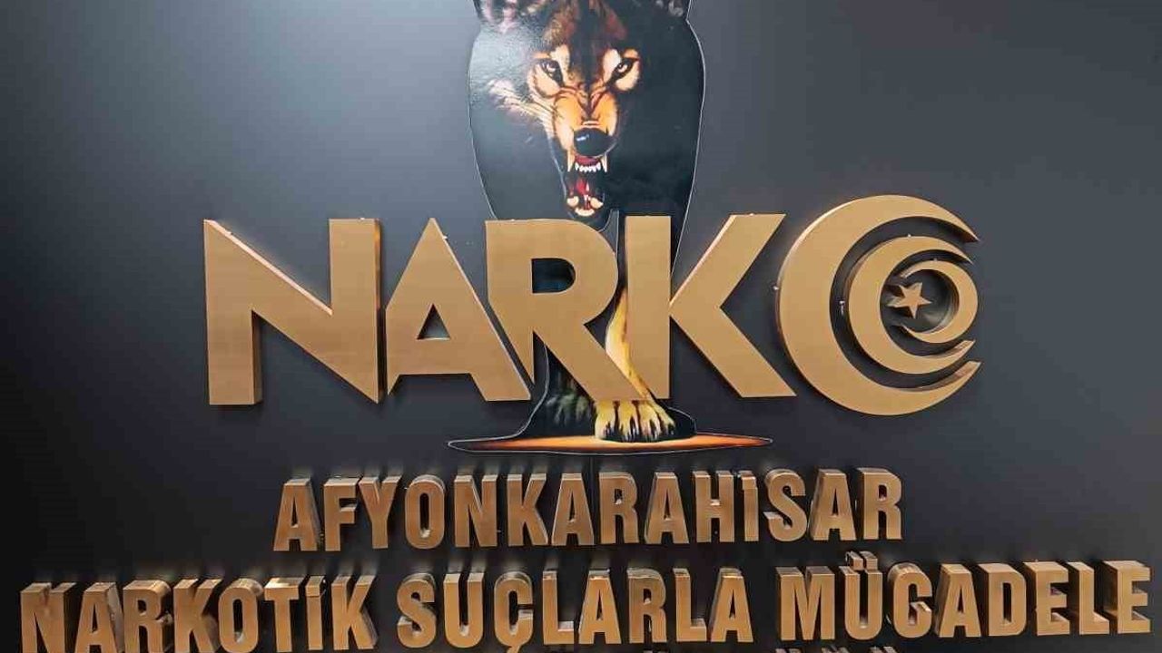Afyonkarahisar'da minibüsün koltuk döşemesinden 3 kilogram uyuşturucu ele geçirildi