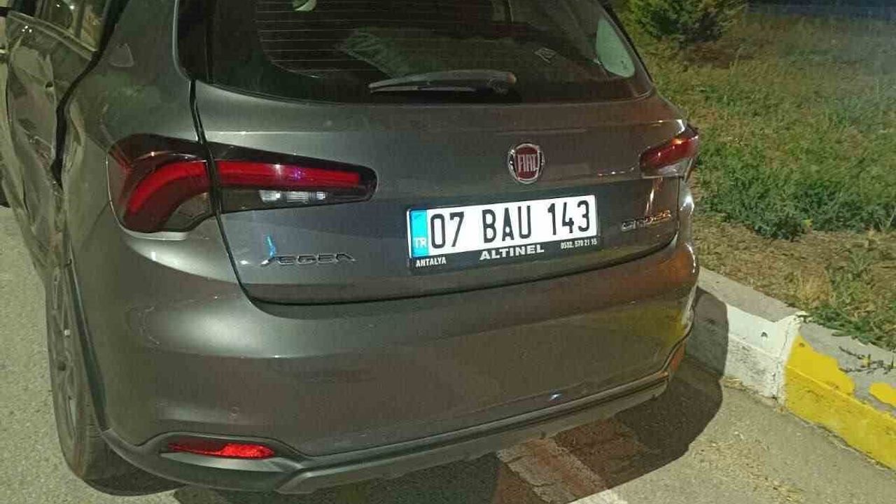 Afyonkarahisar'da otomobil ile kamyonetin çarpışması sonucu 4 kişi yaralandı