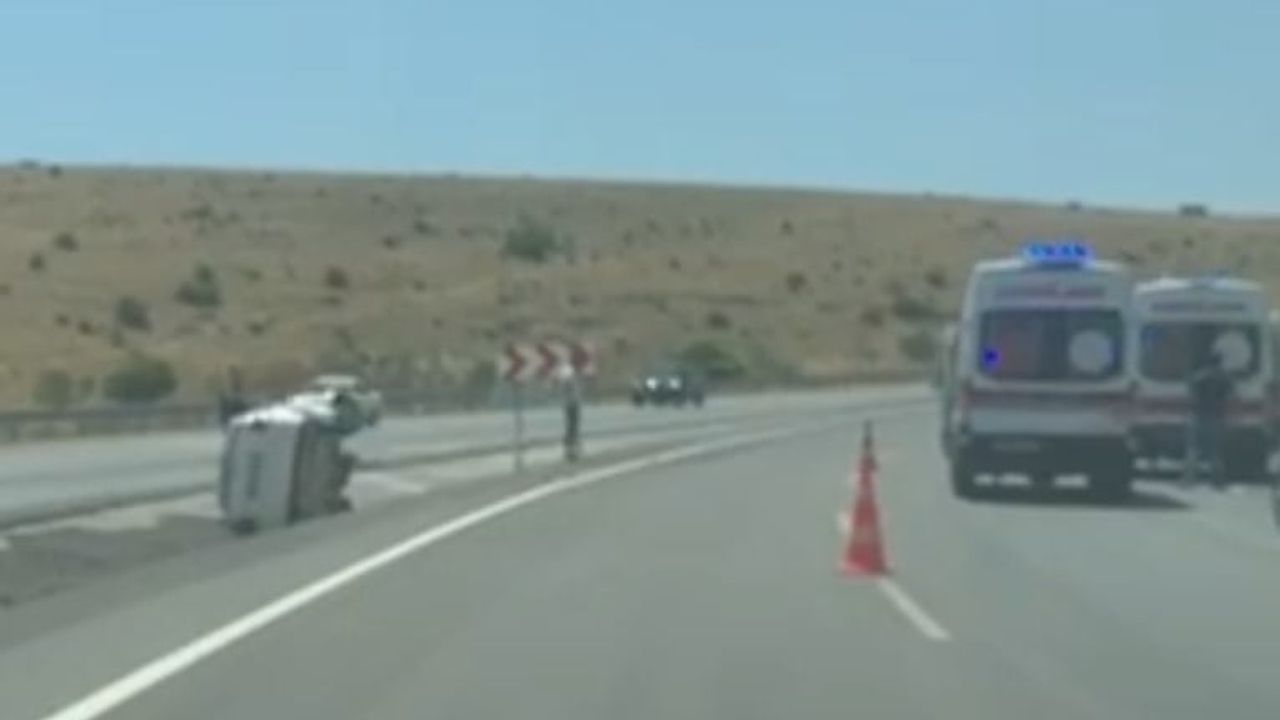Afyonkarahisar'da Şuhut ilçesi yakınlarında refüje devrilen otomobilde 3 kişi yaralandı