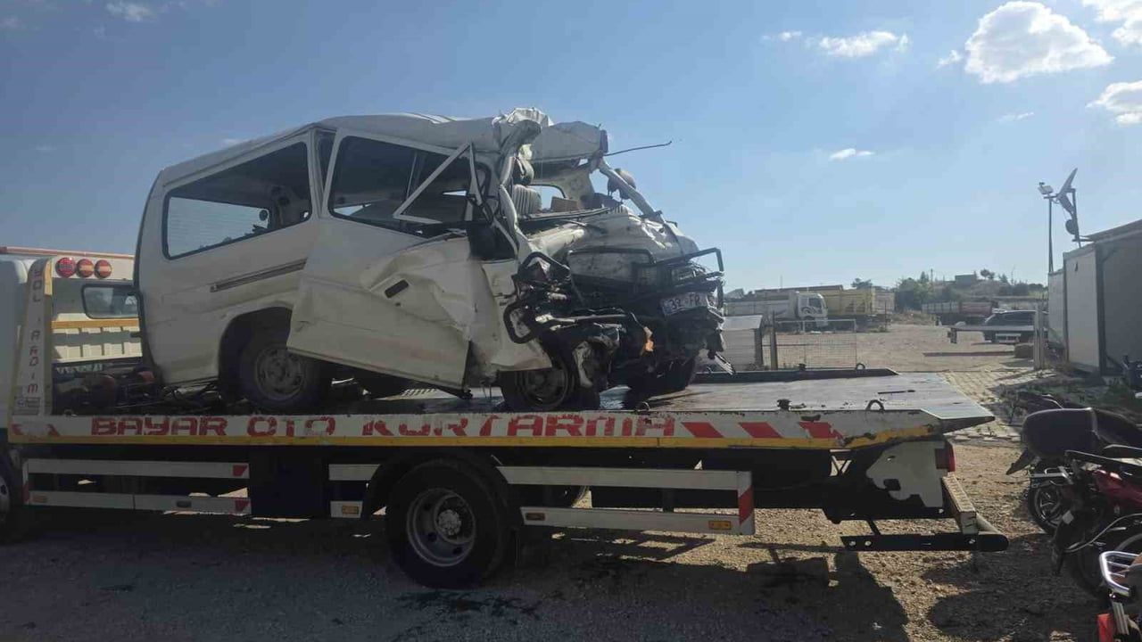 Afyonkarahisar'da tırla çarpışan minibüsün sürücüsü hayatını kaybetti
