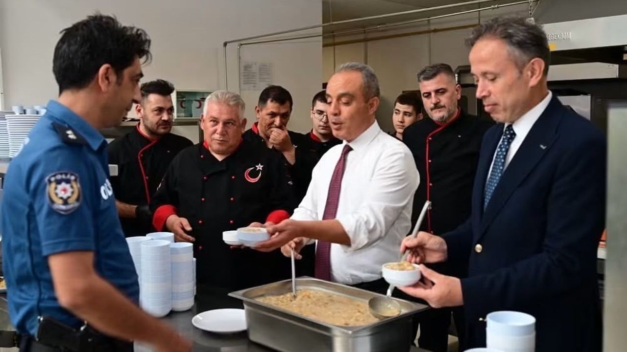 Afyonkarahisar emniyet müdürü Erol personele aşure dağıttı