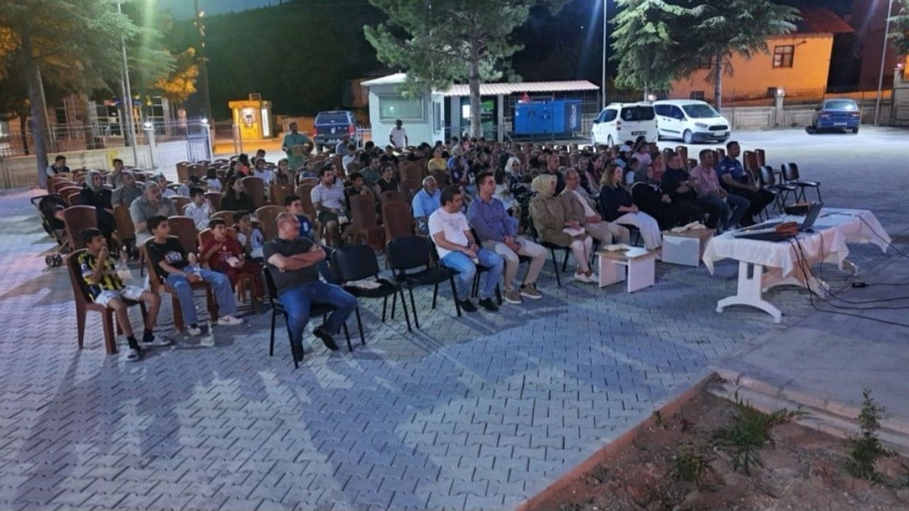 Ağın'da Yeşilçam akşamı: sinema perdesi kaymakamlık önünde açıldı