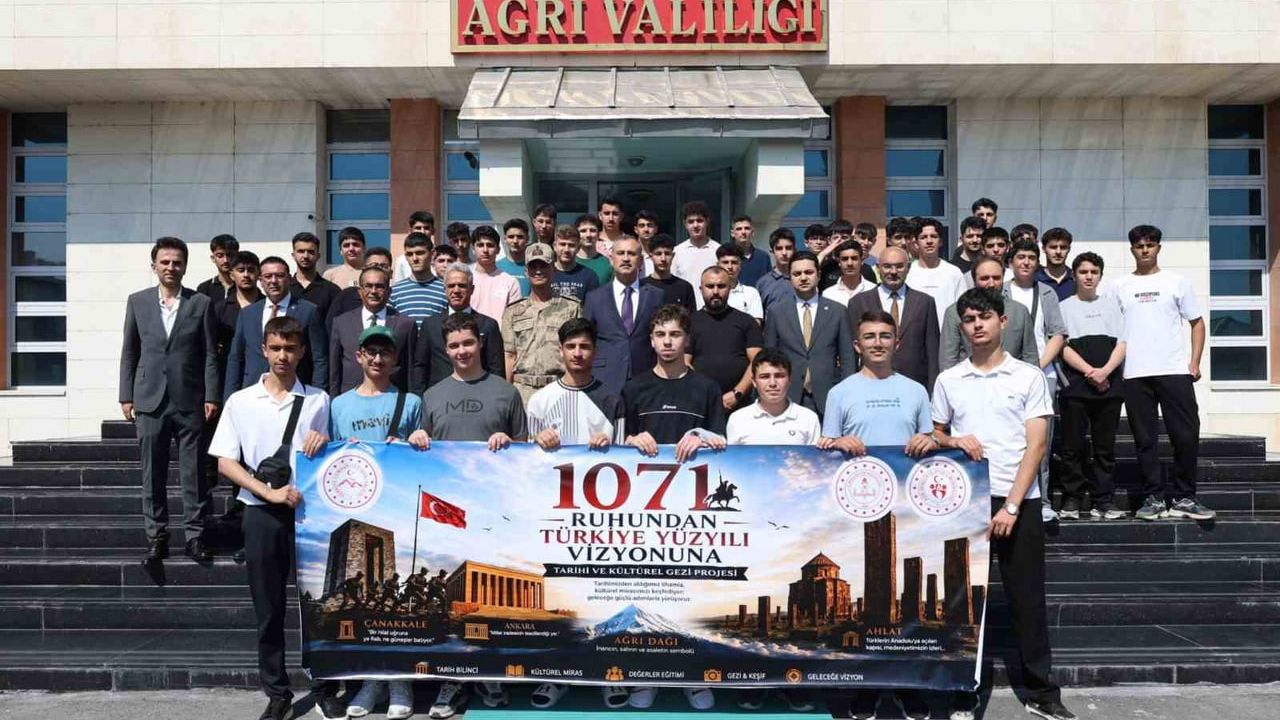 Ağrı’dan ilk öğrenci kafilesi '1071 Ruhundan Türkiye Yüzyılı Vizyonuna' programı kapsamında uğurlandı