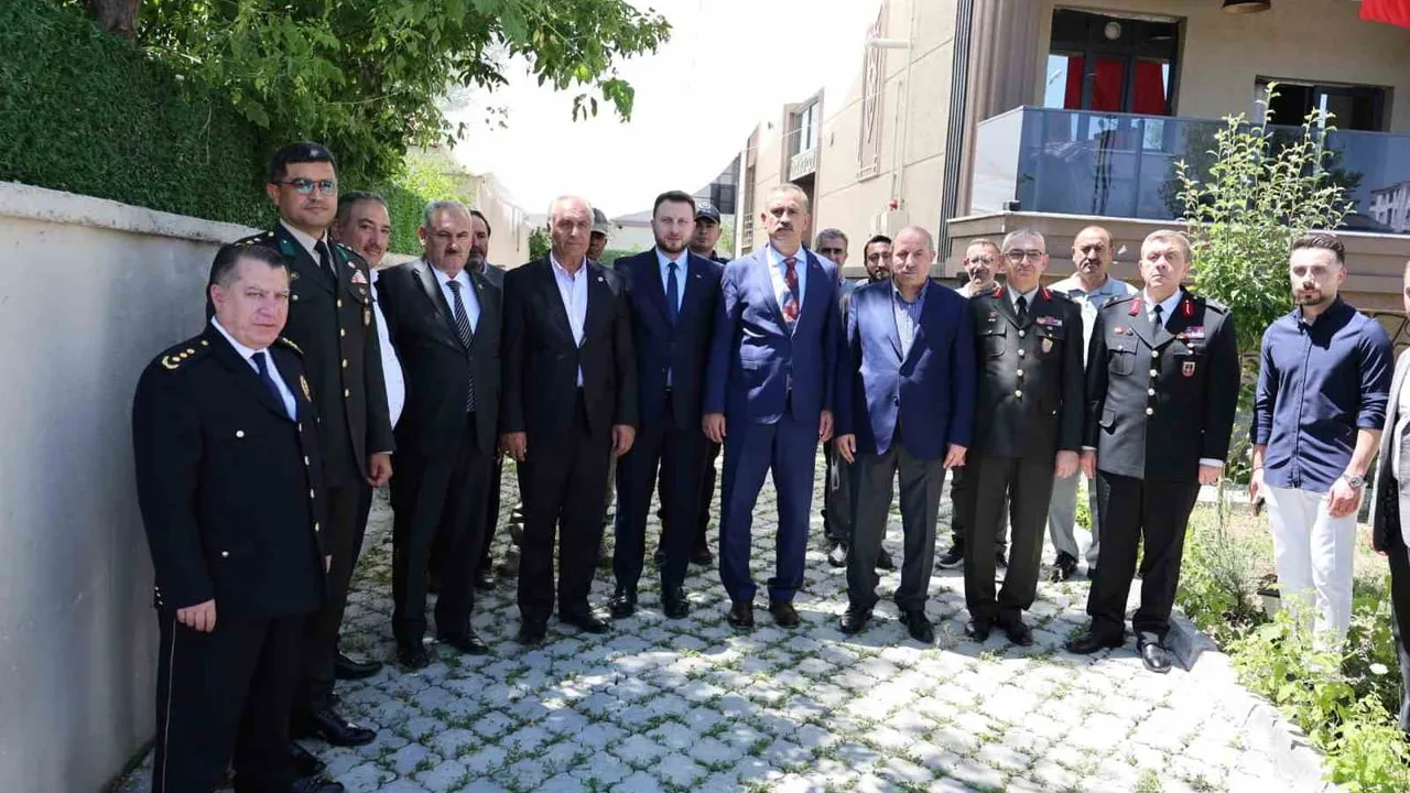 Ağrı valisi Bozkurt'tan 15 Temmuz gazisi Yusuf Balıkçı'ya ev ziyareti