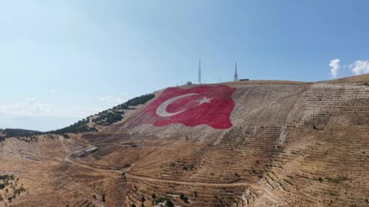 Ahır Dağı'ndaki dünyanın en büyük Türk bayrağı eski görünümüne kavuştu