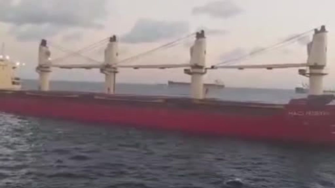 Ahırkapı demir sahasına çekilen arızalı dökme yük gemisi boğaz trafiğini durdurdu