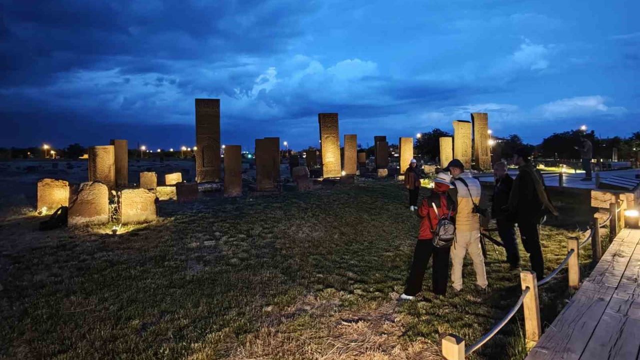 Ahlat Selçuklu Meydan Mezarlığı'nda gece müzeciliği yoğun ilgi görüyor