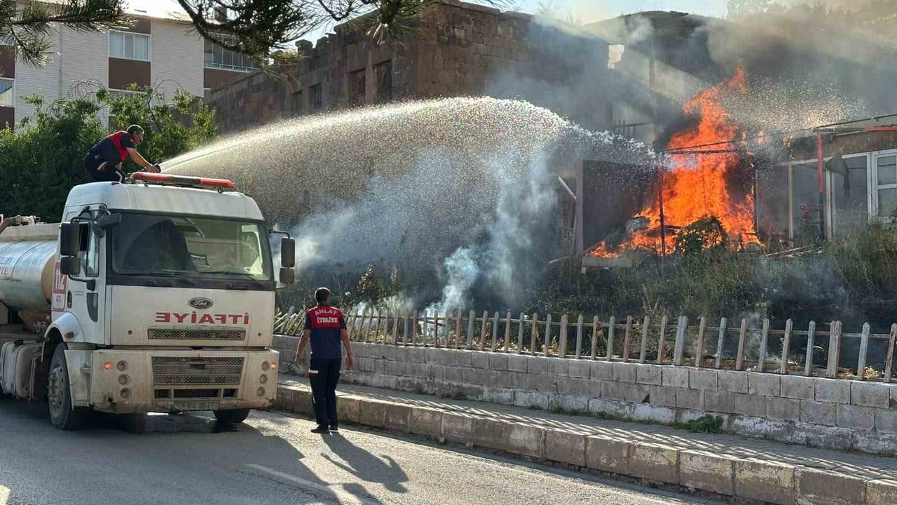 Ahlat'ta iş yeri bahçesinde çıkan yangın söndürüldü
