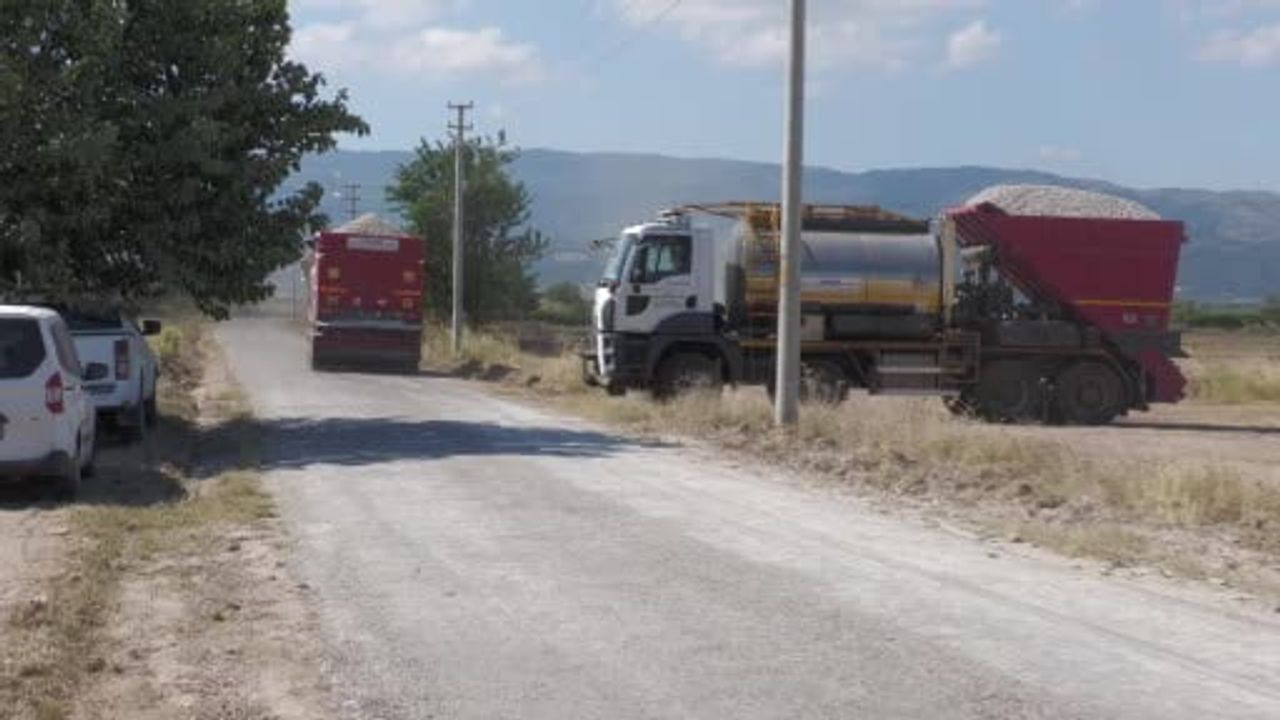 Ahmetli'de 8 kilometrelik sathi kaplama çalışması başladı