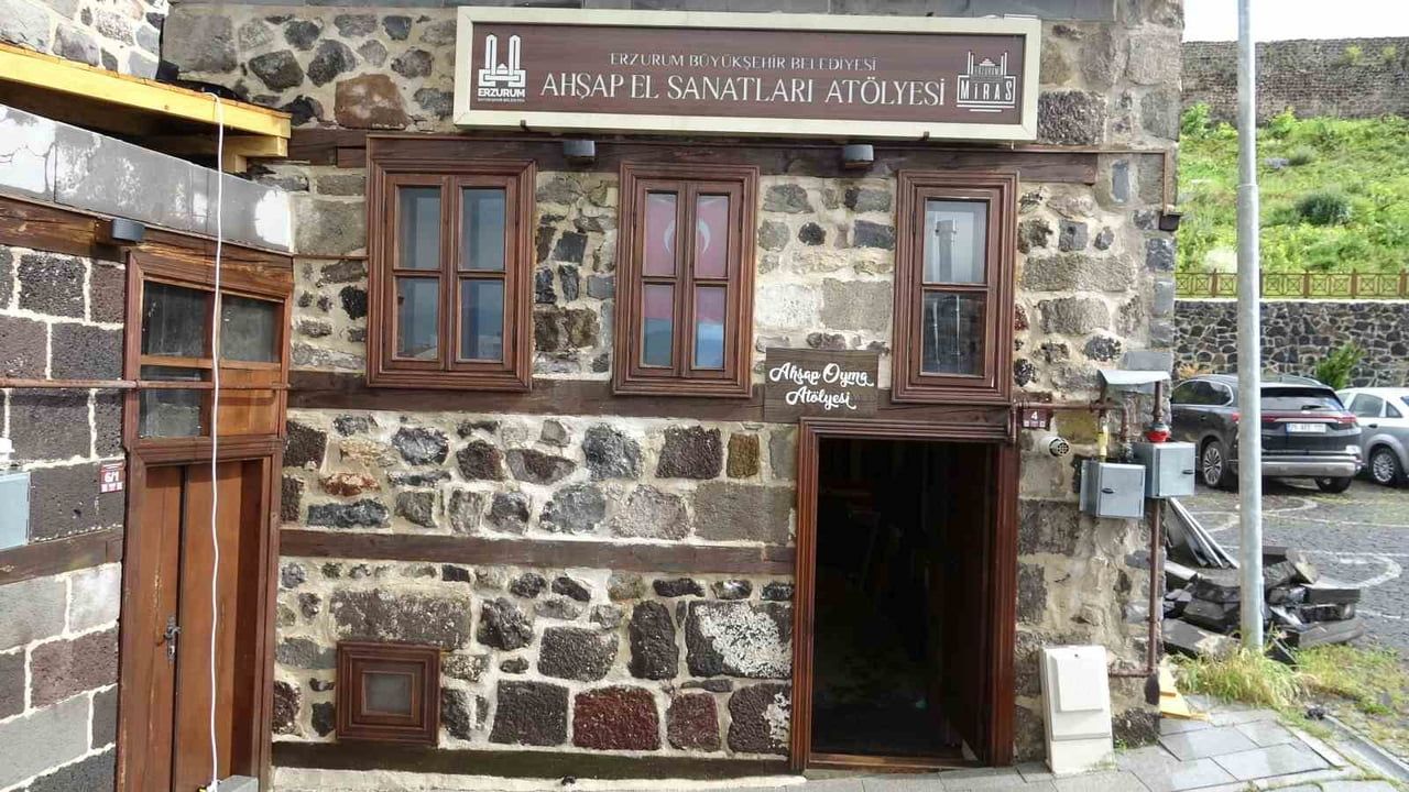 Ahşabı tabloya çeviren usta Erzurum'da geleneği yeniden canlandırıyor