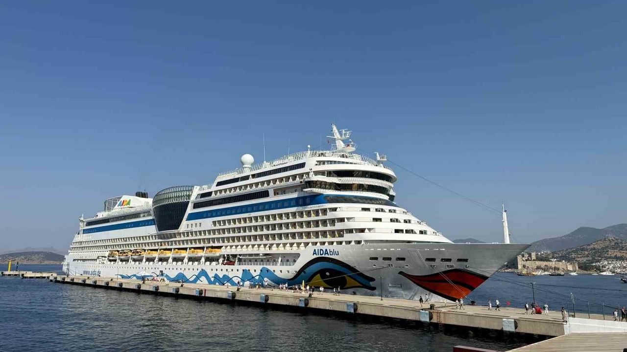 Aidablu kruvaziyeri Bodrum'a demirledi