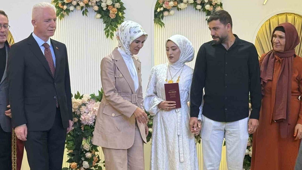 Aile ve sosyal hizmetler bakanı Göktaş, evlilik kredisi desteğinden faydalanan çiftin nikah şahidi oldu