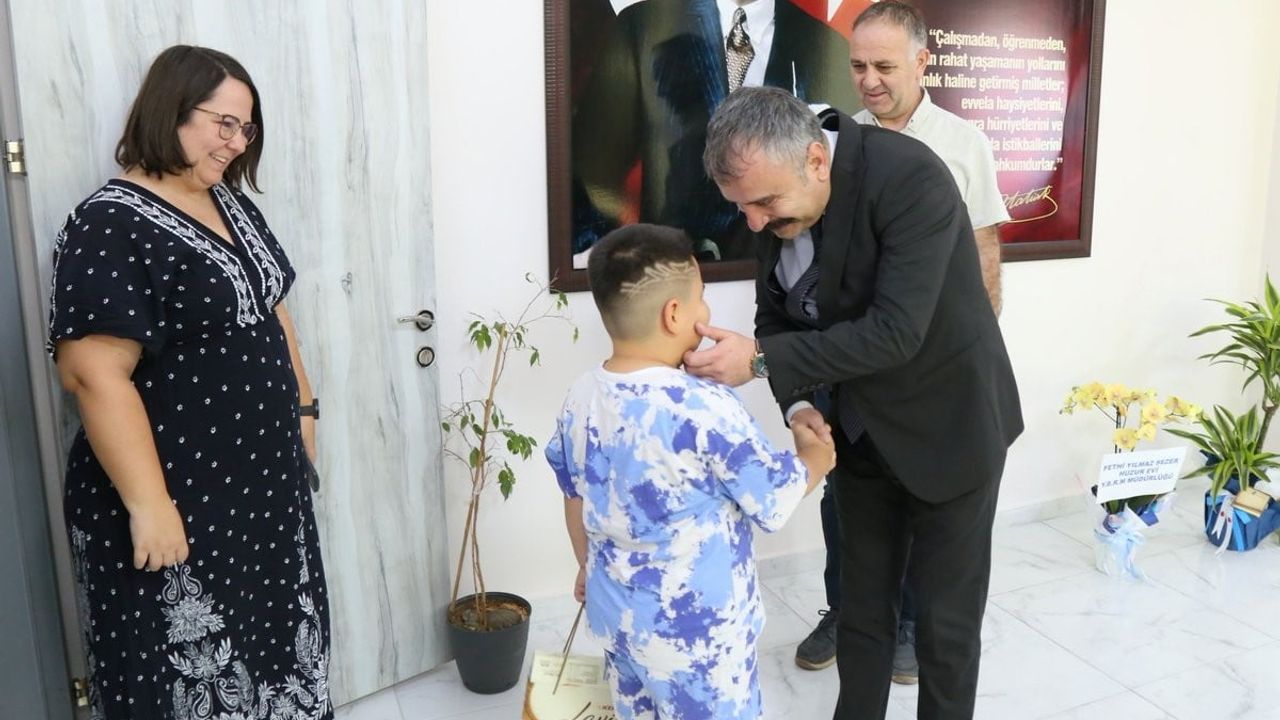 Aile ve Sosyal Hizmetler Bakanlığı koruyucu aile modeliyle bir çocuk daha yeni yuvasına kavuştu