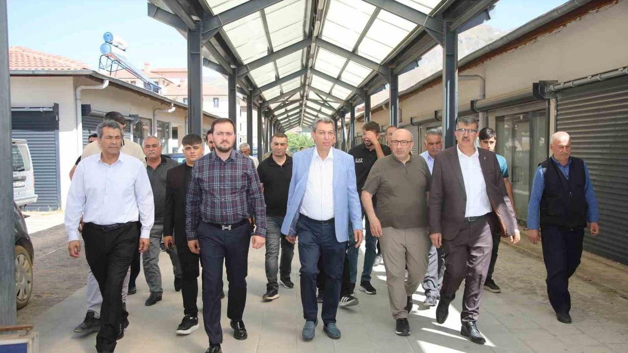 Ak kadro sahada: AK Parti milletvekilleri Elazığ ilçelerinde talepleri yerinde dinliyor