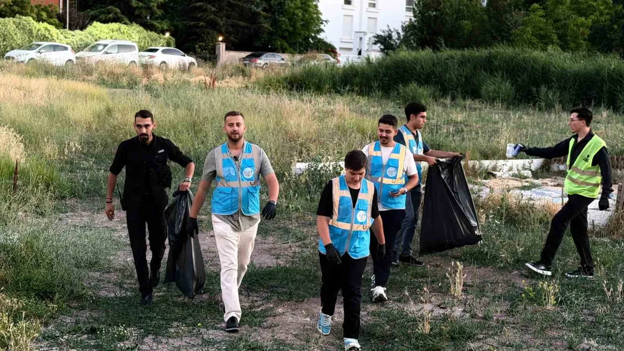 AK Parti gençlerin Kanlıkavak’ta temizlik mesaisi