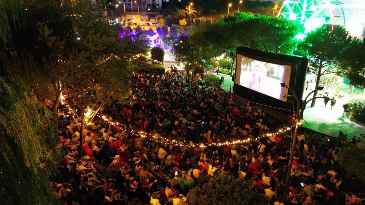Akasya’dan yıldızların altında sinema keyfi