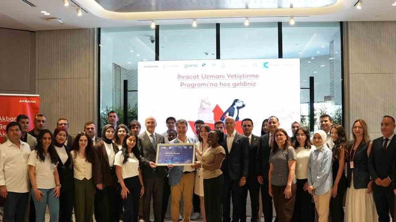 Akbank Gençlik Akademisi’nin Export Talent mezunları iş dünyasına hazırlanıyor