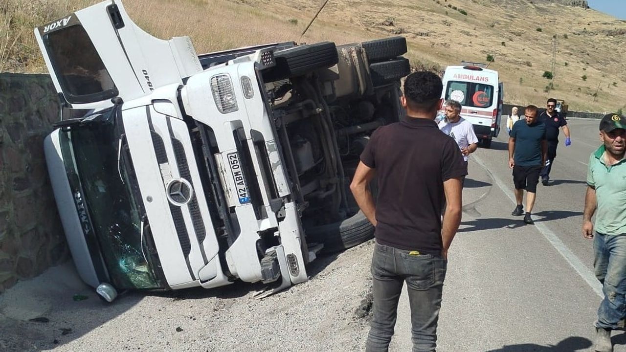 Akçadağ'da kontrolden çıkan tır devrildi