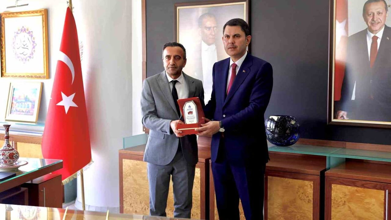 Akçadağ'ın tanıtımına katkı sağlayan Murat Kurum'a plaket
