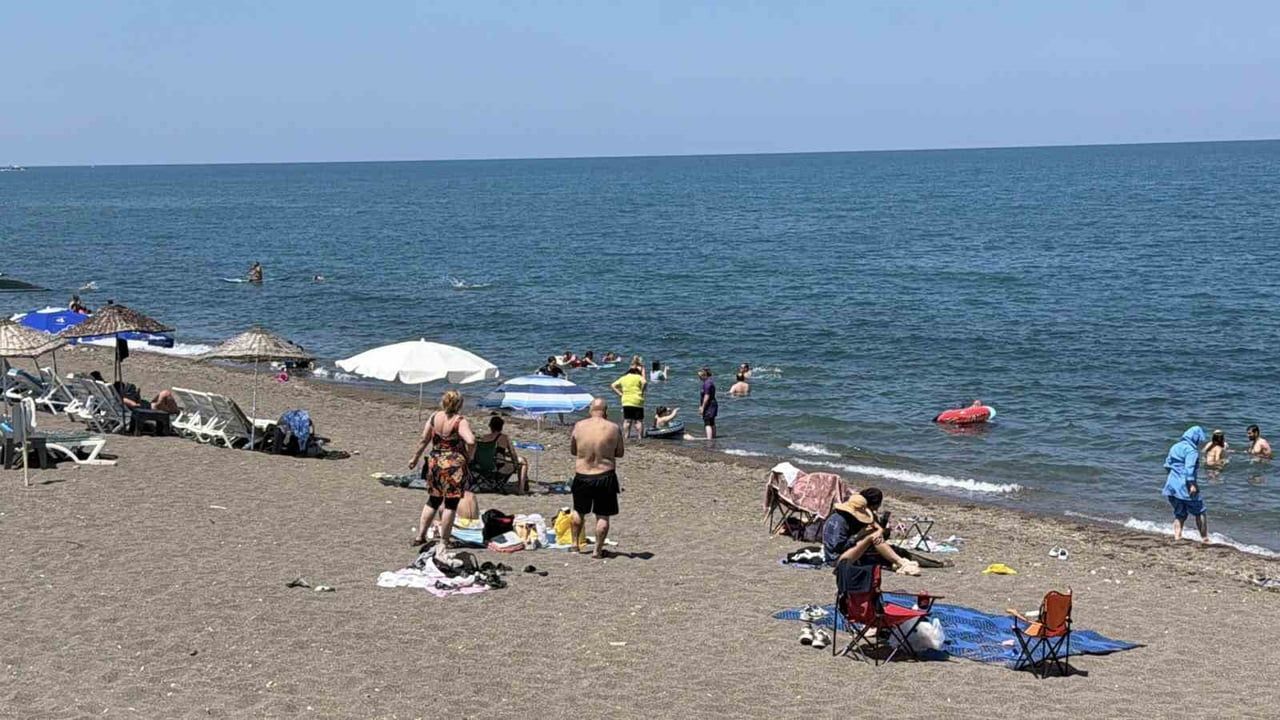 Akçakoca'da sıcaklık 37,1 dereceye çıktı, sahiller doldu