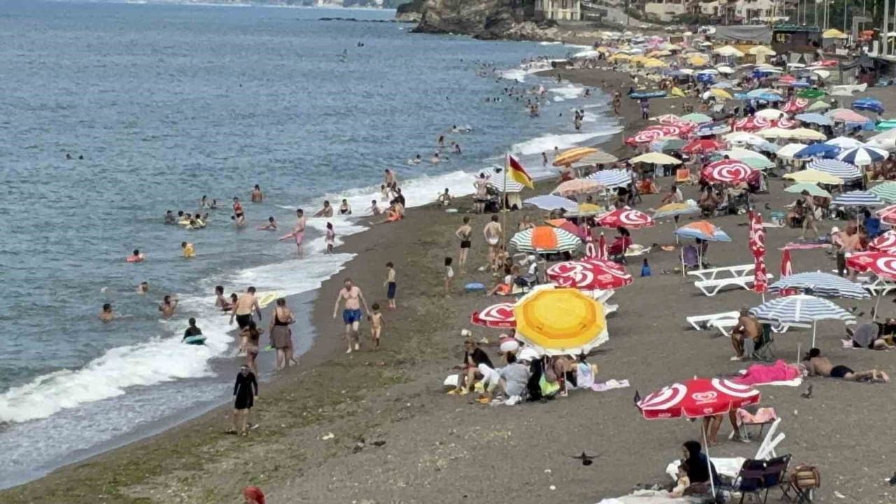 Akçakoca sahilleri sıcak havada yoğun ilgi gördü