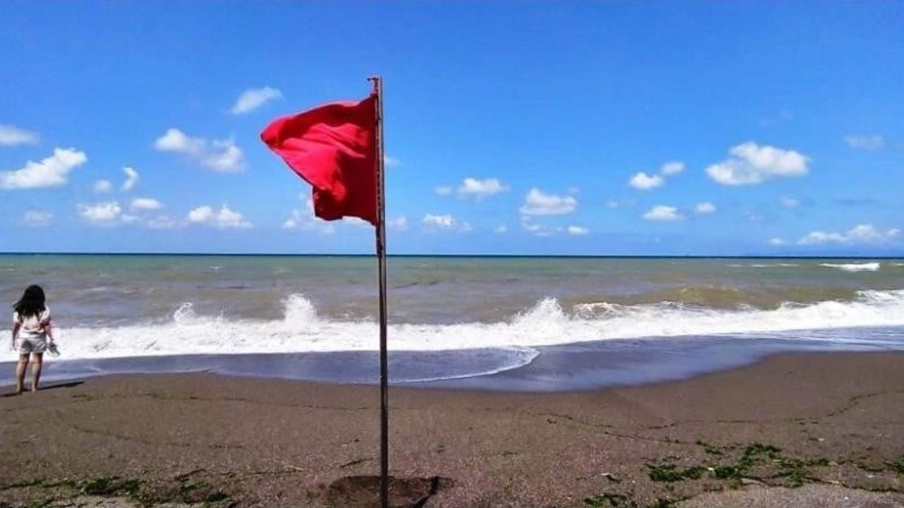 Akçakoca sahillerinde can güvenliği için kırmızı bayrak uygulandı