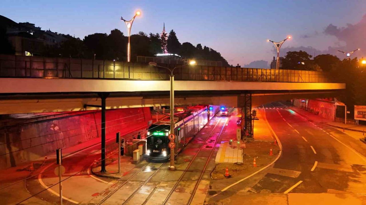 Akçaray'da peş peşe tramvayla yolcu kapasitesi 300'den 600'e çıkıyor