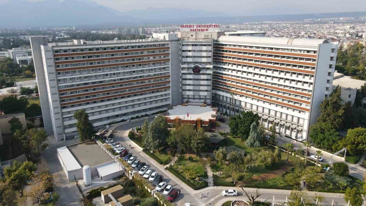 Akdeniz Üniversitesi'nde üçüncü rahim nakli operasyonu başladı