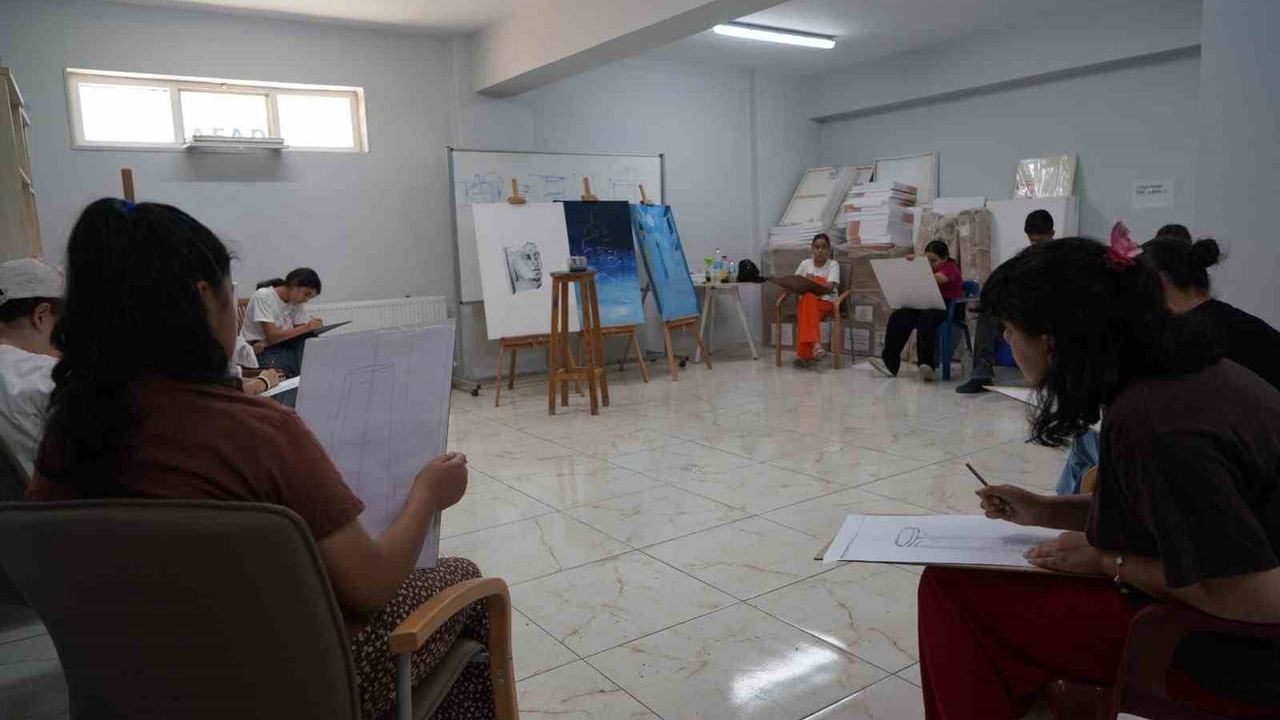 AKEM'de veliler ve çocuklar aynı atölyede resim eğitimi alıyor