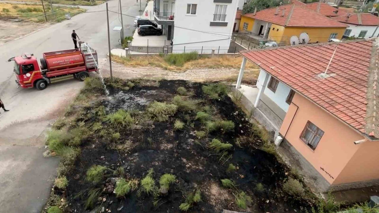 Aksaray'da çocukların maytapları kurumuş otları tutuşturdu