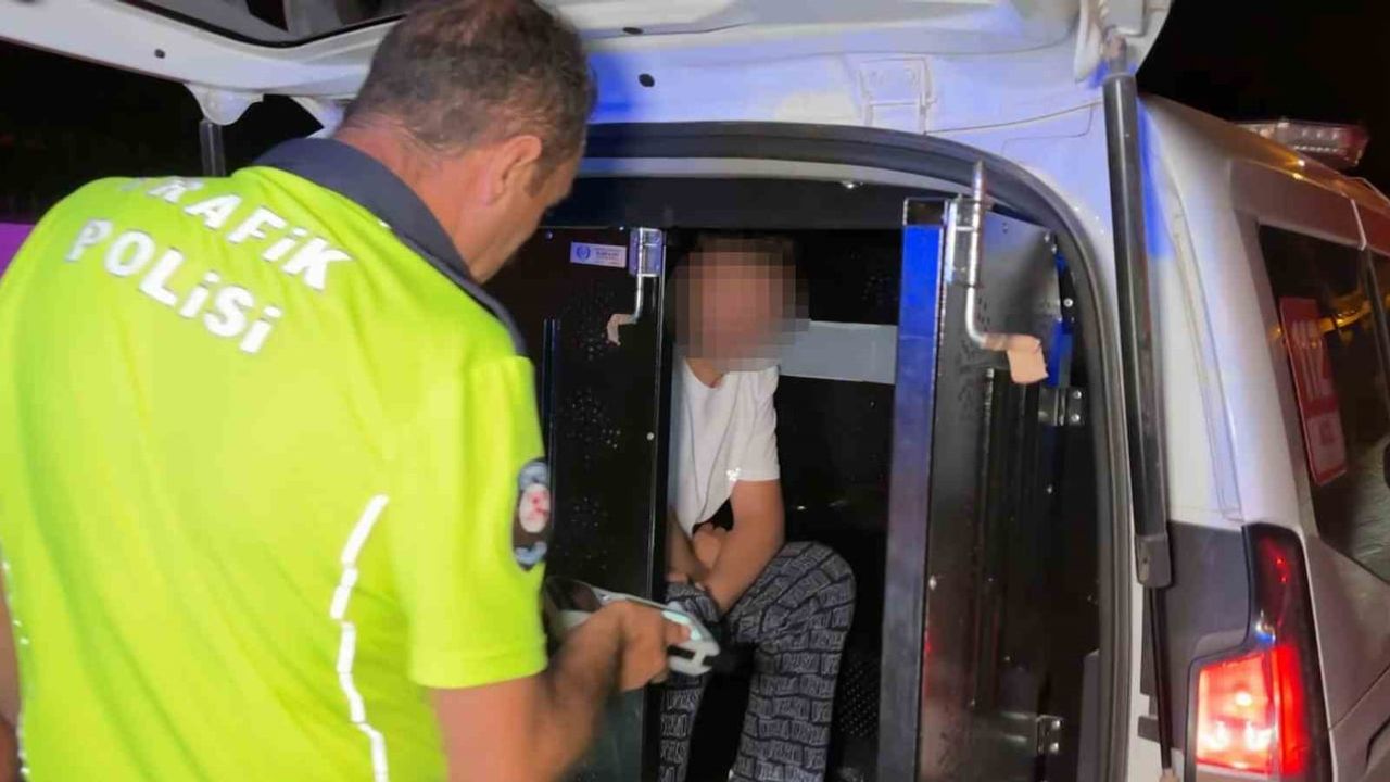 Aksaray'da mantar dubalara çarpıp kaçan sürücü: '150 TL param var' diyerek kimlik vermedi