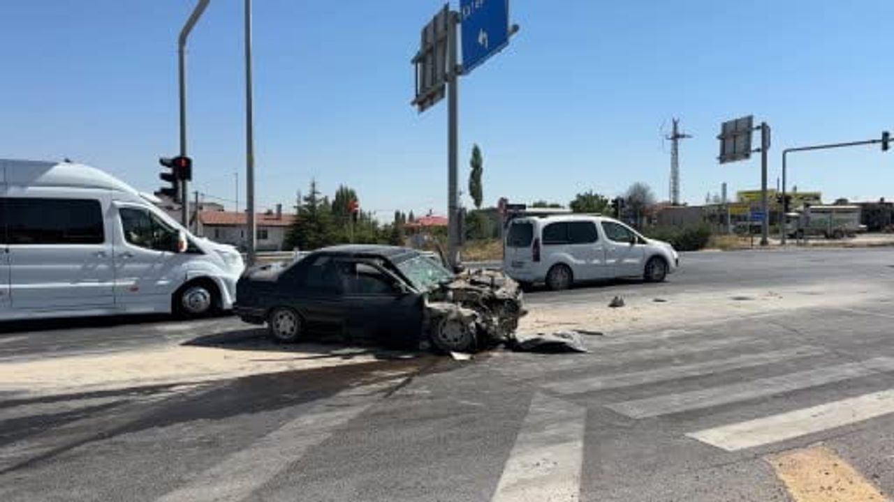 Aksaray’da vinçle arkadan çarpma sonucu 3 kişi yaralandı