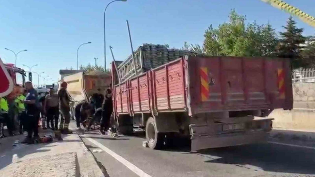 Aksaray'da virajı alırken arkadan çarpma: kamyonette 2 kişi sıkıştı