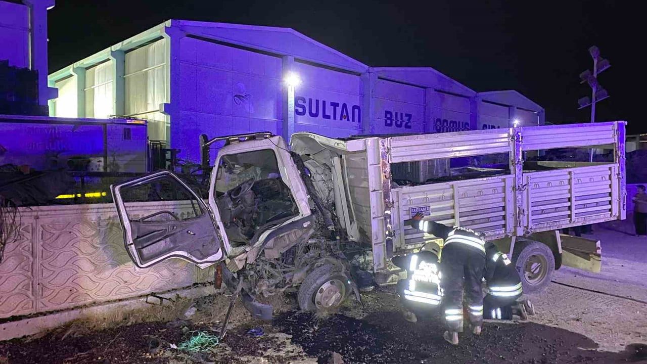 Akşehir'de kamyon traktöre çarpıp fabrikanın duvarına çarptı: 1 ölü, 3 yaralı