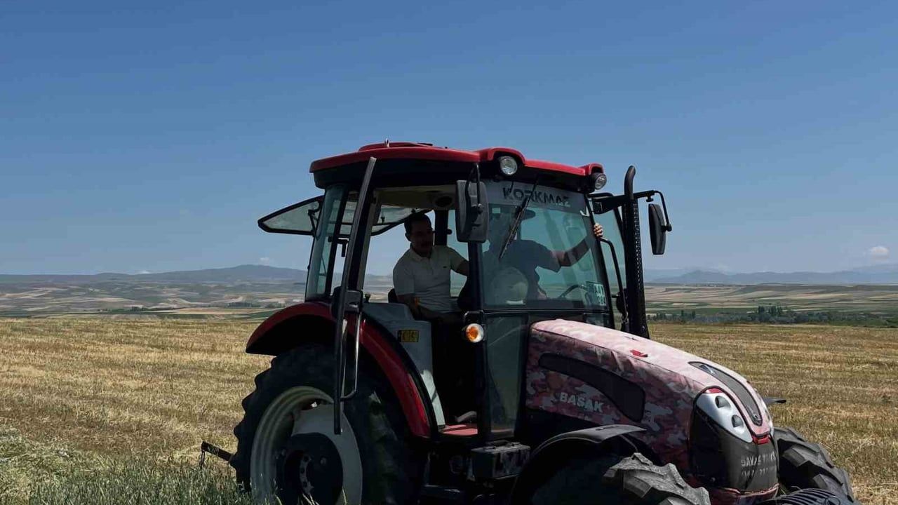 Akyaka'da kaymakam sahada: yem bitkileri hasadına katıldı
