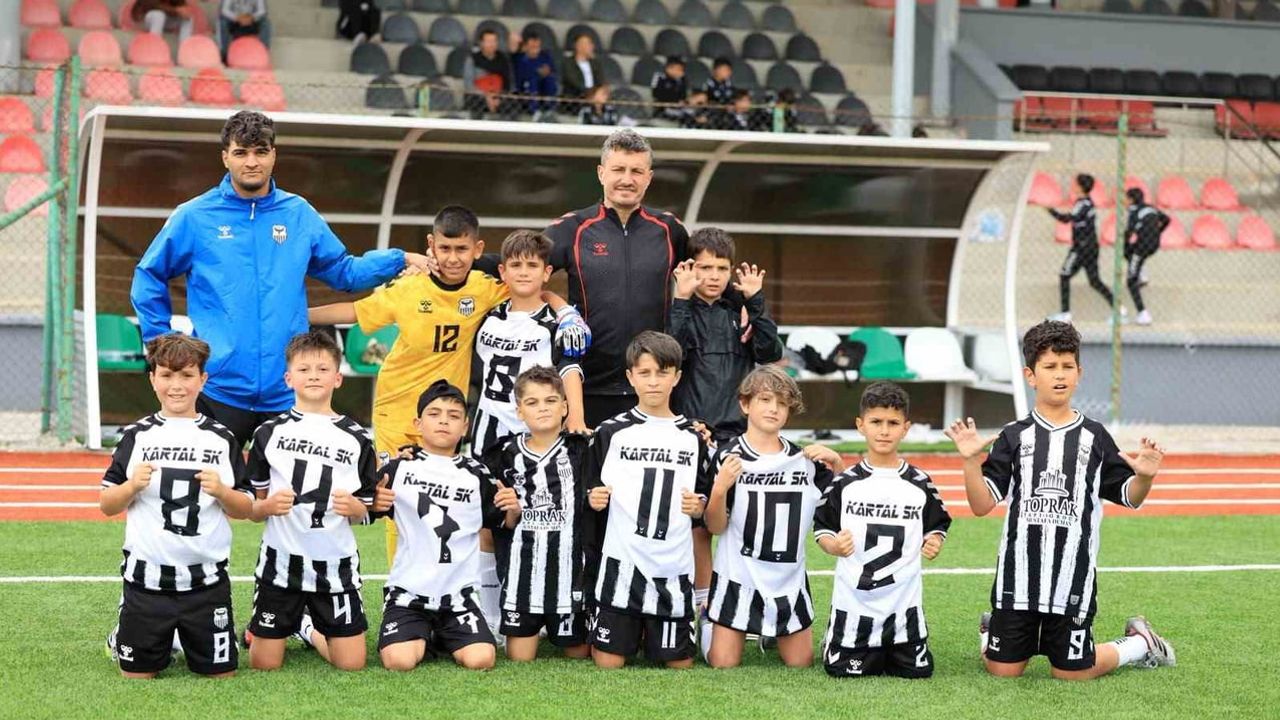 Alaca sahalarında 400 genç için futbol rüzgârı: Hitit Cup başladı