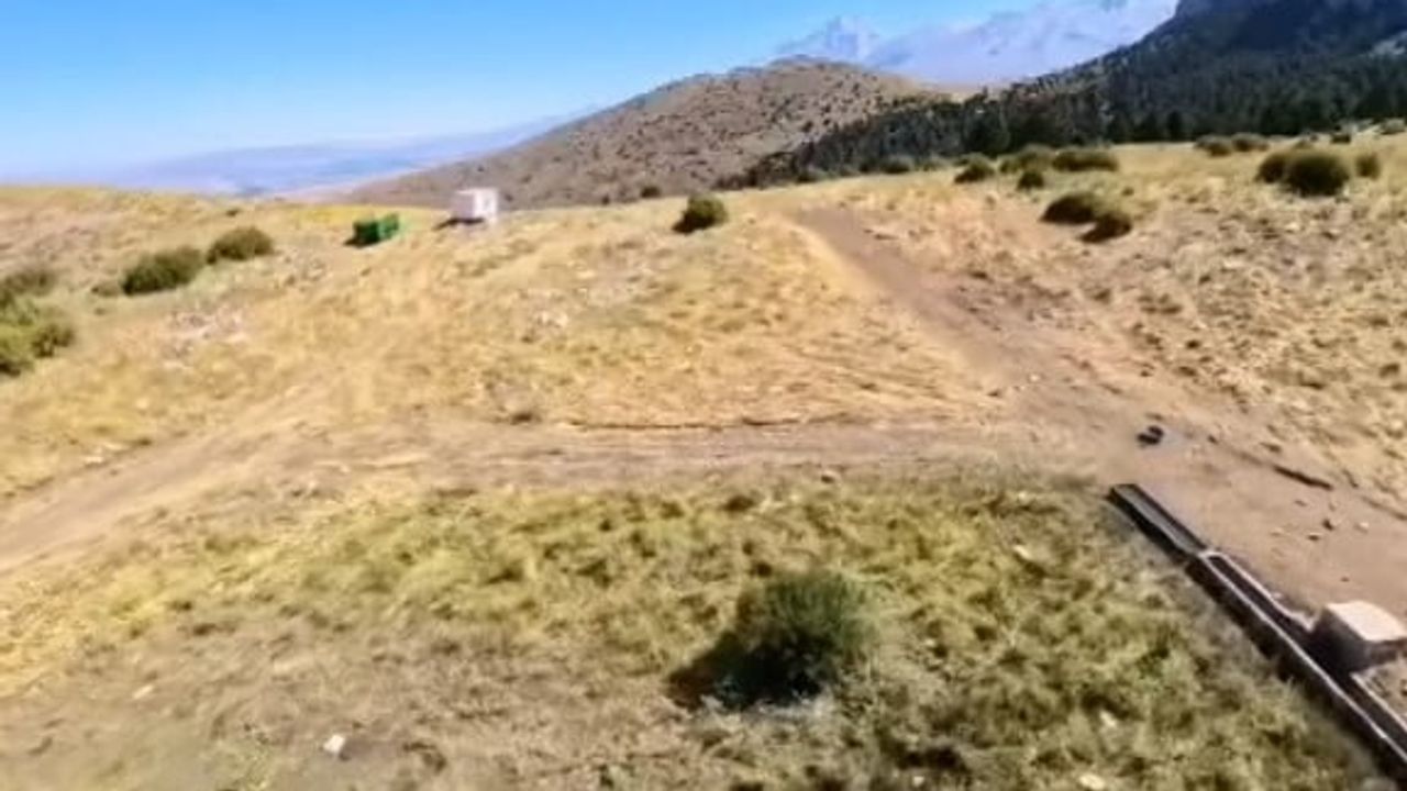 Aladağlar'da iniş yapan sporcu çoban köpeklerinin saldırısından çobanın müdahalesiyle kurtuldu