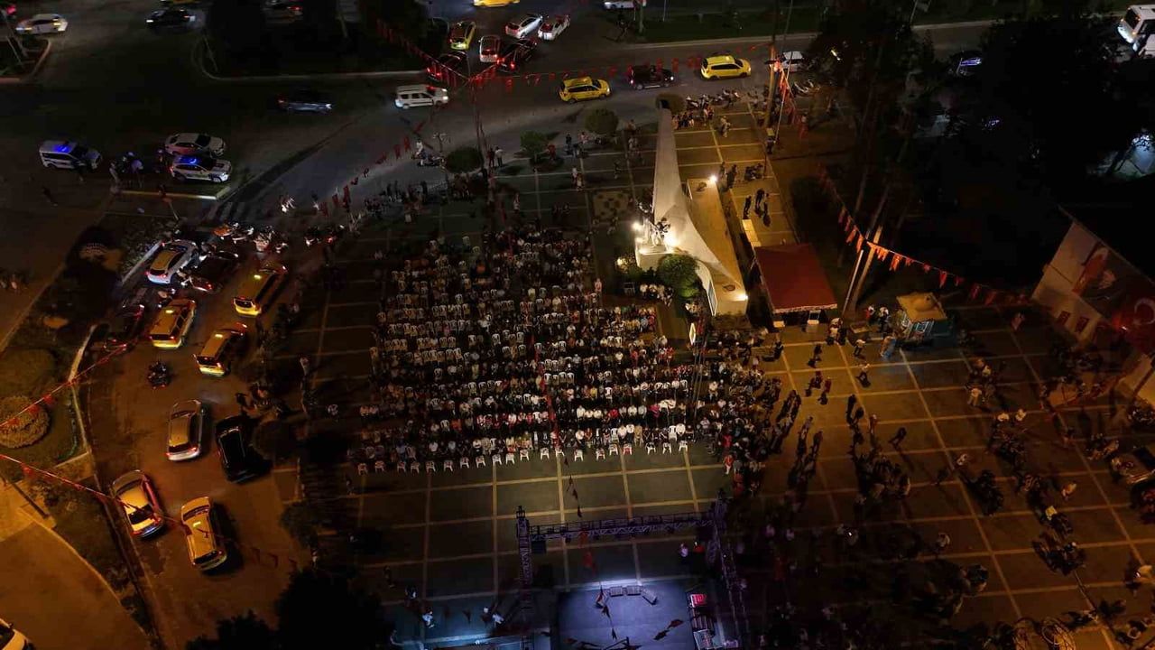 Alanya’da 15 temmuz’un 10'uncu yılında yüzlerce vatandaş anma için bir araya geldi