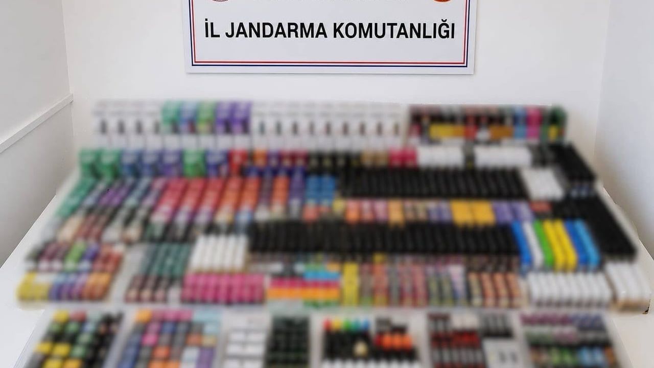 Alanya'da bir iş yerine düzenlenen operasyonda kaçak elektronik sigaralar ele geçirildi