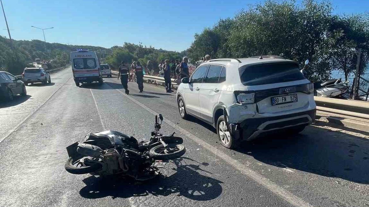Alanya'da D-400'de park halindeki otomobile çarpan motosiklette iki genç ağır yaralandı