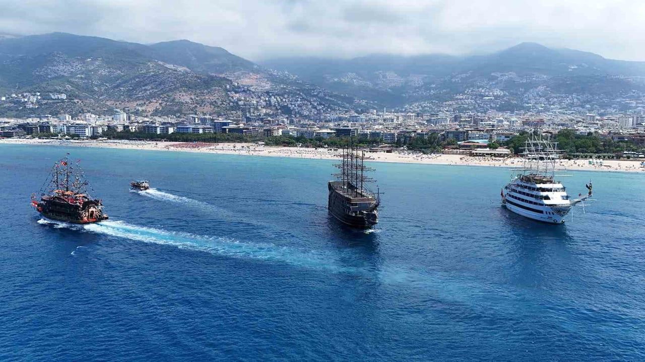 Alanya'da hava 33, deniz 29 dereceyi gördü, turistler sahillere akın etti