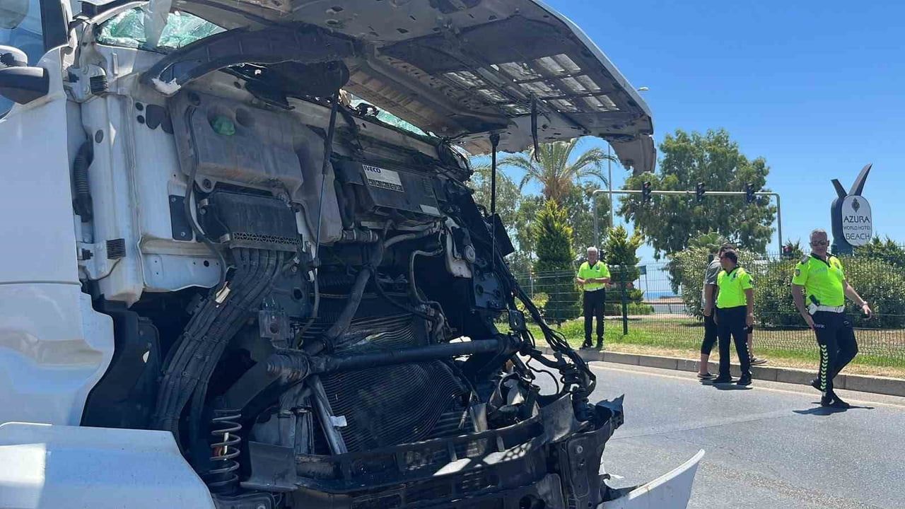 Alanya'da iki tırın çarpıştığı kaza D-400'de kilometrelerce kuyruk oluşturdu