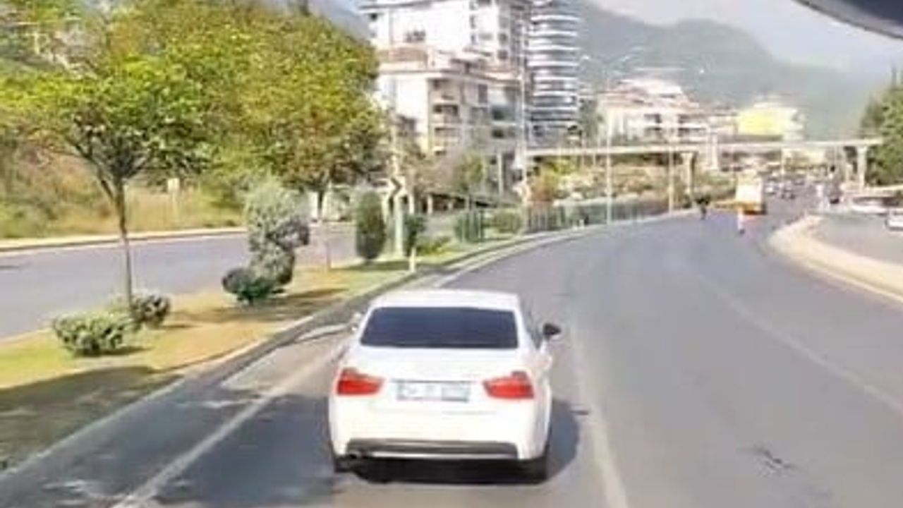 Alanya'da itfaiyeye yol vermeyen sürücü cep telefonu kamerasında