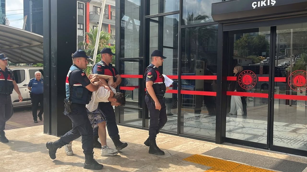 Alanya'da market soygunu: parayı alıp içinde çocuk olan otomobili kaçırdı