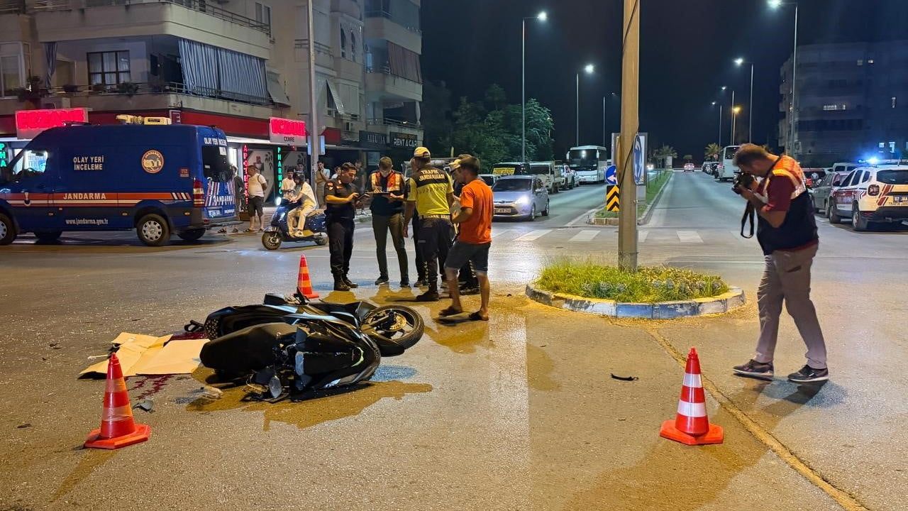Alanya'da motosikletle hafif ticari aracın çarpışması sonucu 17 yaşındaki sürücü yaralandı