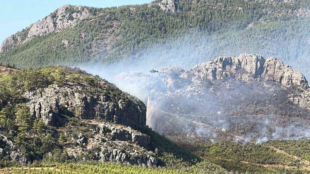 Alanya'da rüzgarla hızlanan orman yangını 45 konut tahliye edildi