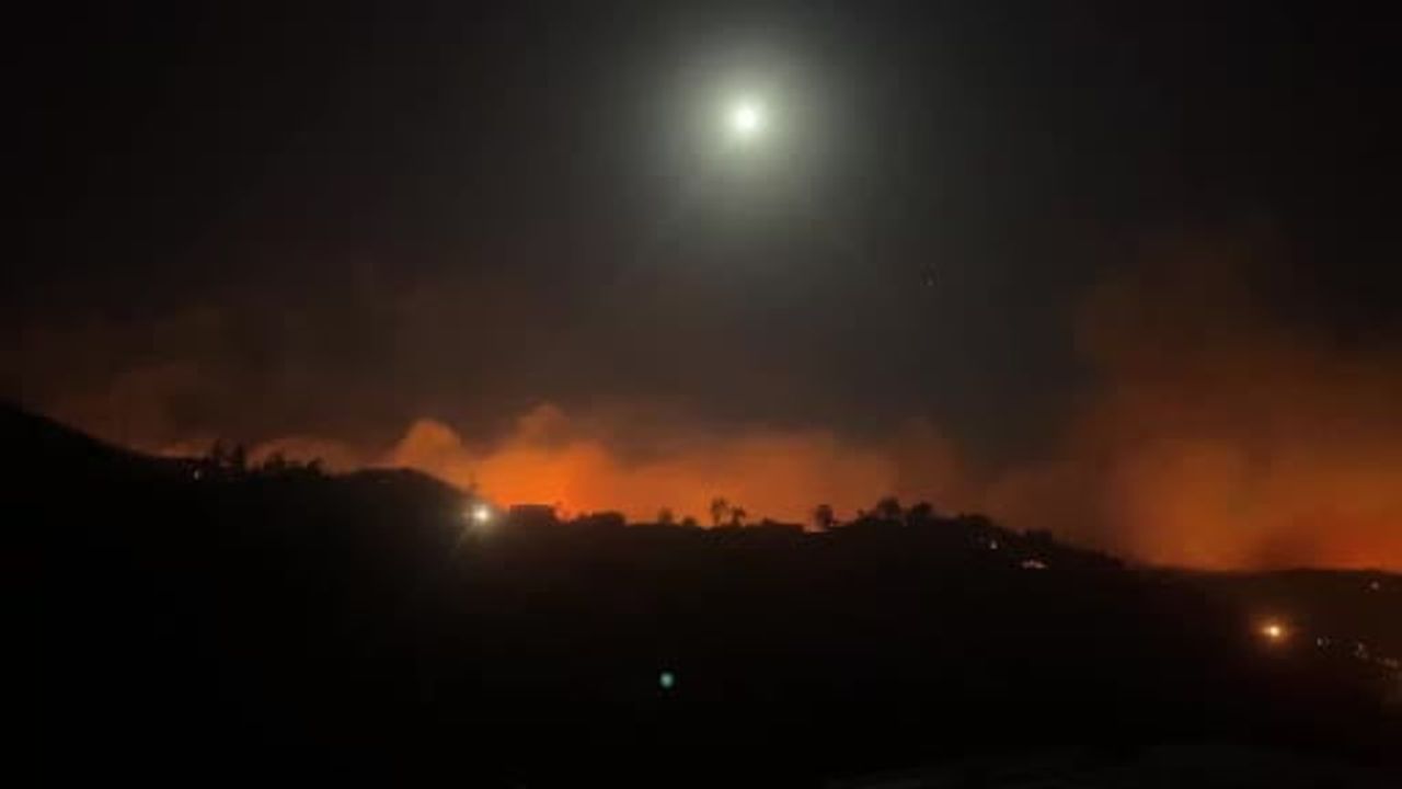 Alanya'da rüzgarla hızlanan orman yangını gece boyunca karadan kontrol altına alınmaya çalışılıyor