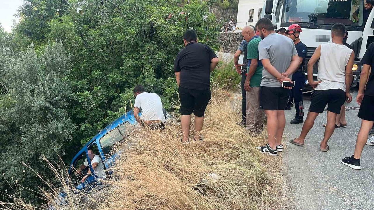 Alanya'da şarampolde asılı kalan otomobil beton mikserine bağlanarak sabitlendi