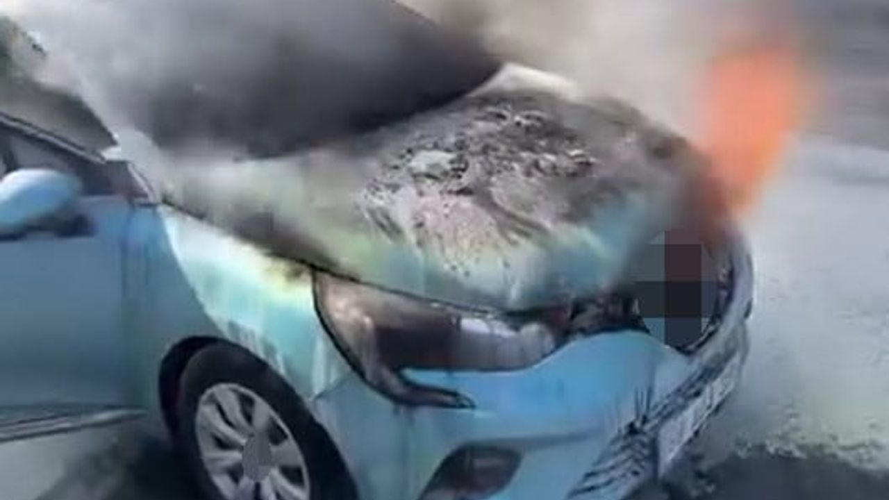Alanya'da seyir halindeki otomobil motor kısmından çıkan yangın söndürüldü